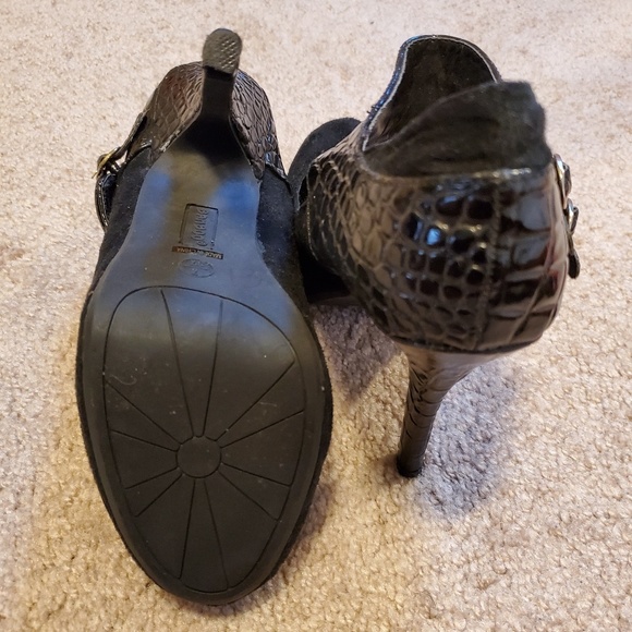 Black Heel w/ Snakeskin Strap - Picture 2 of 4